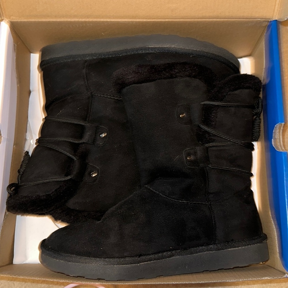 Woman’s size 7 Arizona calf boot with faux fur and lace up back